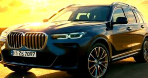 夕日を背にしたBMW X7の高級SUV、堂々たるフロントグリルと洗練されたボディラインが特徴