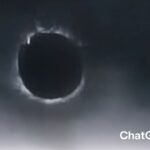 黒い円盤状の未確認飛行物体が夜空に浮かぶ映像イメージ