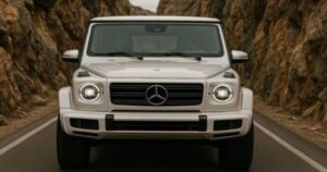 メルセデス・ベンツGクラス(ゲレンデ)の正面外観、岩山の道を走る高級SUV