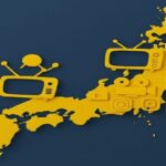日本地図に重ねられたテレビやカメラなどのメディア関連アイコンの3Dイラスト