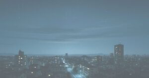 深夜に発生した地震で揺れる都市の光景。暗い空の下、遠くの街明かりが不安に揺らめく。