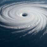 迫力ある巨大台風の衛星写真、渦巻く雲と青い海が印象的