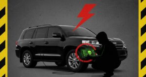 トヨタSUVをハッキングする人物のシルエットと赤い稲妻マークの警告イメージ