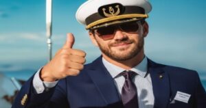 ポジティブな表情で親指を立てる男性の船長。成功や前向きな姿勢を象徴するビジュアル。