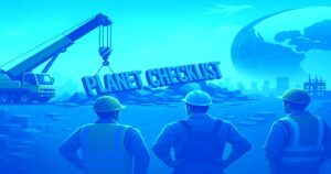 工事現場でクレーンが「PLANET CHECKLIST」の巨大文字を吊り上げ、作業員が見守っている青系トーンのイラスト