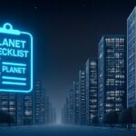 ネオンサイン風の“PLANET CHECKLIST”が夜の高層ビル街に浮かぶデジタルアート。青い光が都会の景観を照らす象徴的なデザイン