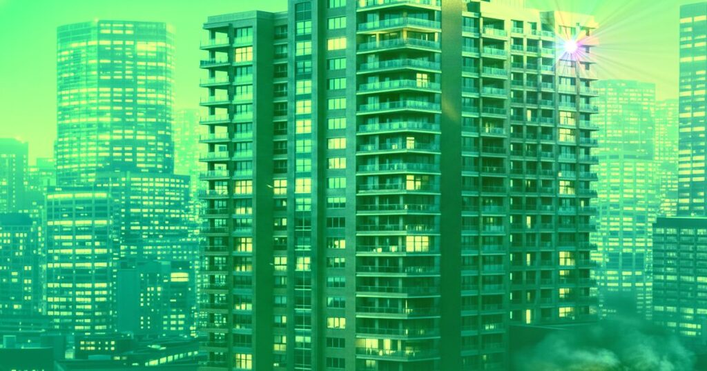 夜の都市部に立ち並ぶ高層マンションとビル群の外観