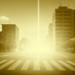 長沼町東10線南で火災!納屋から延焼、80代男性が負傷 都市の交差点に強い光が差し込み、ビル街がシルエット状に浮かび上がる風景