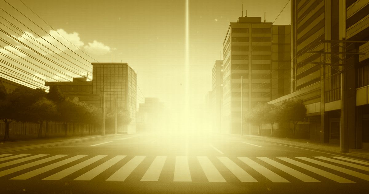 都市の交差点に強い光が差し込み、ビル街がシルエット状に浮かび上がる風景