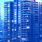 夜の都市部に立ち並ぶ高層マンションと住宅街の風景